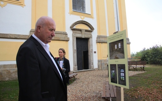 Hejtman při prohlídce fotografií kostela před rekonstrukcí. Foto: Ústecký kraj