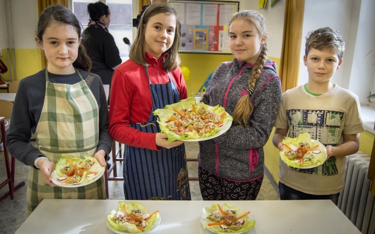 Soutěžící skupinky připravovaly jídlo podle vlastních receptů. Zdroj: MěÚ Litoměřice