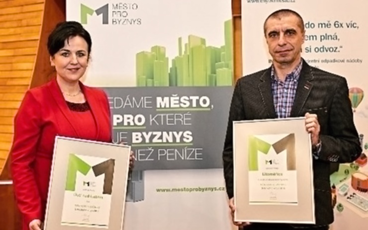 Primátorka Ústí nad Labem Věra Nechybová převzala ocenění za 1. místo, za druhé Litoměřice cenu převzal místostarosta Pavel Grunt. Zdroj: www.kr-ustecky.cz