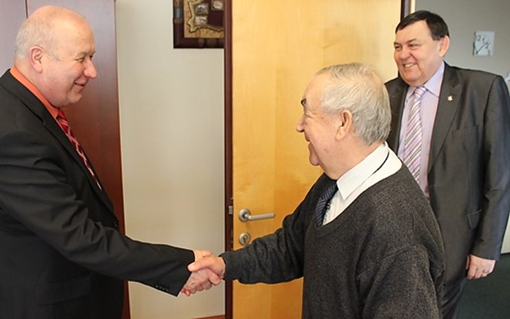 Hejtman Oldřich Bubeníček se vítá s Ferencem Kulinou. Foto: Ústecký kraj