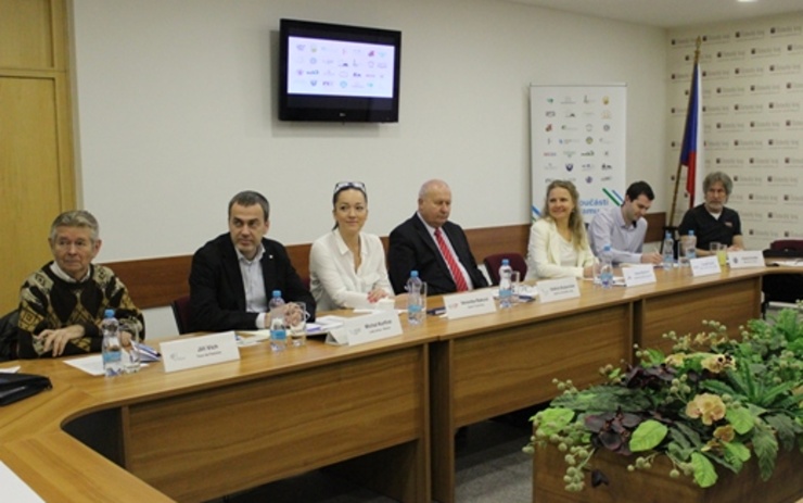 Představení nového loga za účasti hejtmana i několika organizátorů. Zdroj: www.kr-ustecky.cz