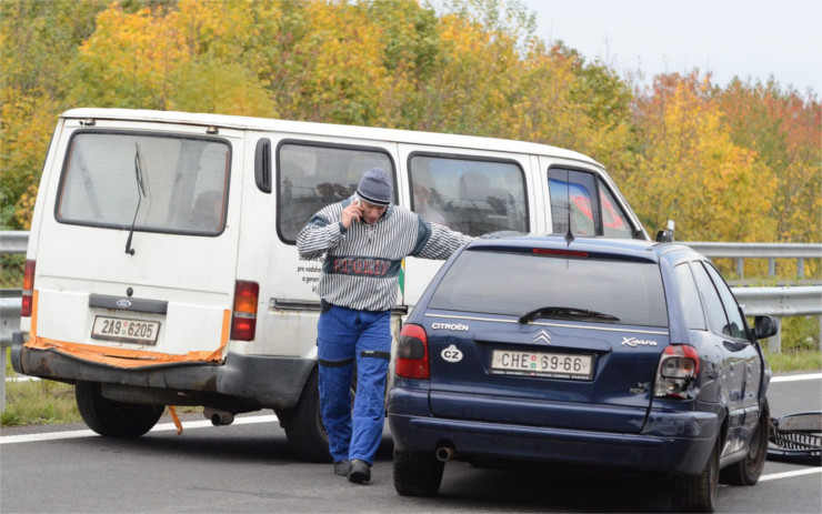 V Lovosicích došlo k hromadné nehodě, srazil se tu náklaďák s dodávkou a sanitkou. Dva lidé se zranili