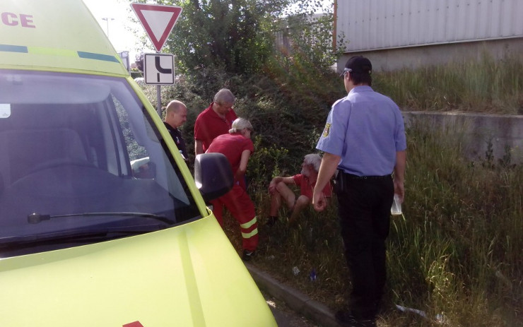 Strážníky při kontrole okrsku oslovil muž se zdravotní indispozicí, ti mu poskytli první pomoc