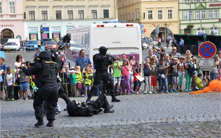 Na Mírovém náměstí se střílelo, muži v kuklách v rámci cvičení dopadli pachatele