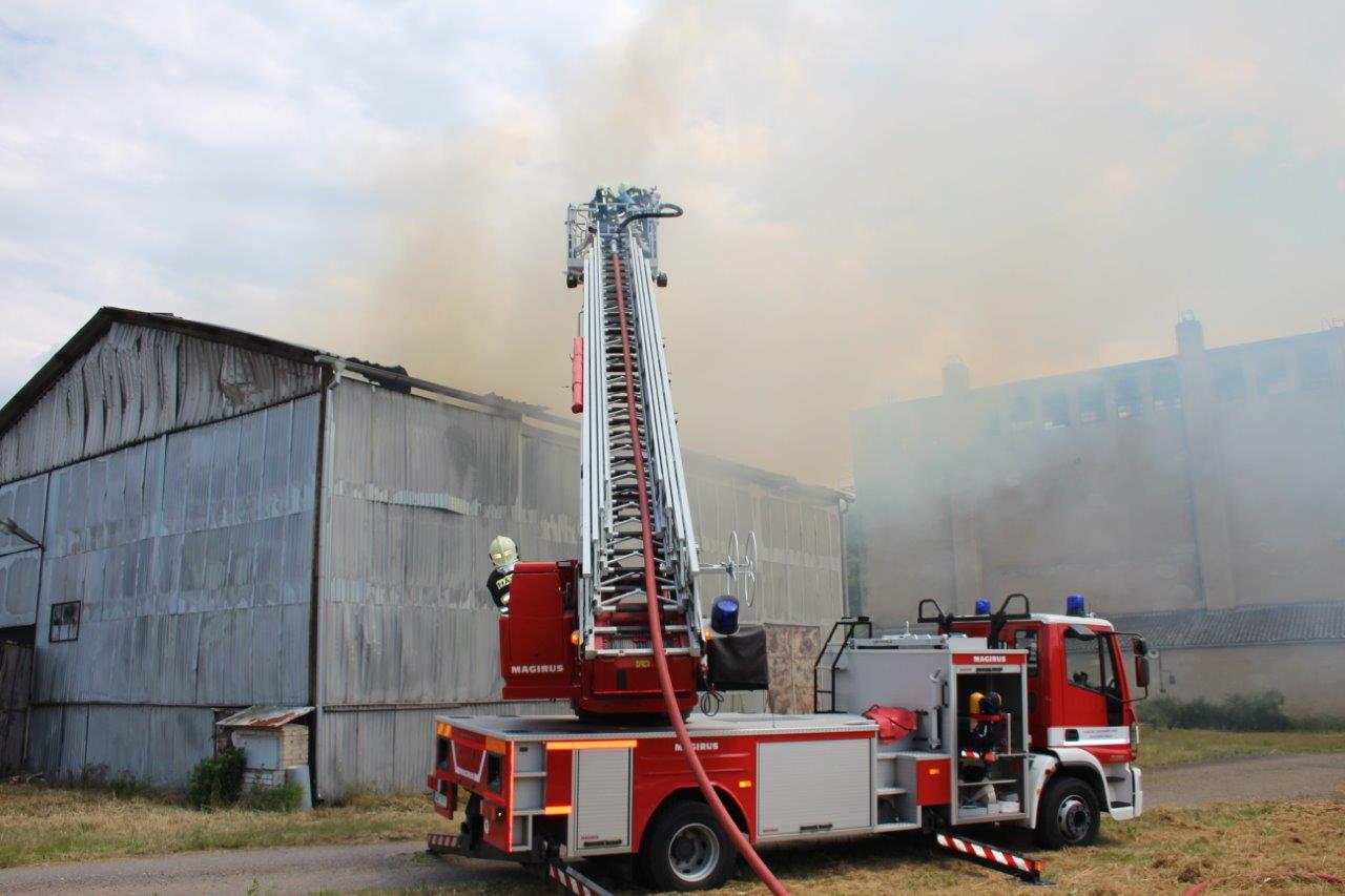 OBRAZEM: Šest hasičských jednotek likvidovalo požár seníku, příčina se vyšetřuje