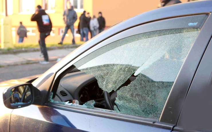 Zloděj rozbil okno u zaparkovaného auta, zlákala ho peněženka