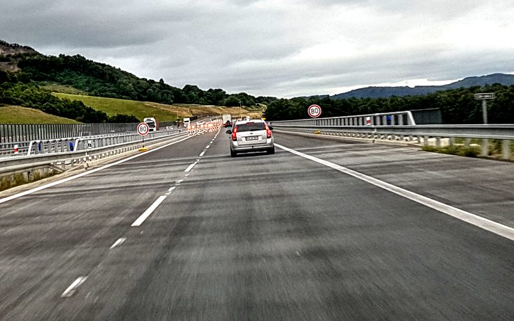 Jezdíte po ústecké dálnici? Od neděle čekejte komplikace, startují opravy D8 u Prahy
