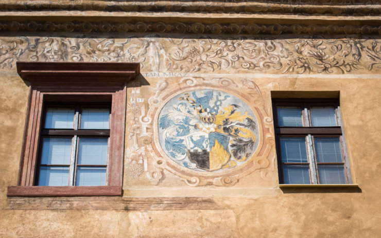 Zrestaurované renesanční malby zdobí fasádu radnice v dvorním traktu