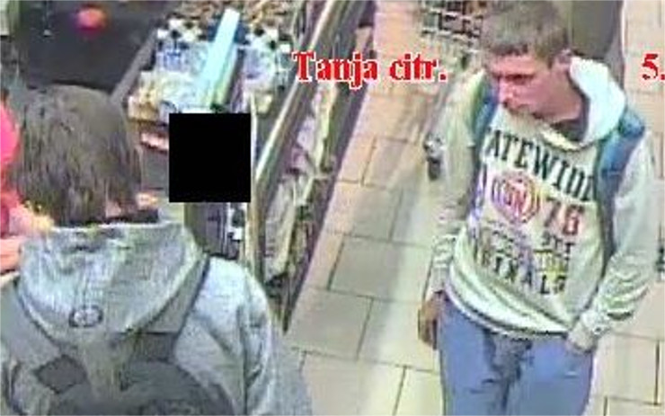 Policie pátrá po dvou mužích z fotografií: V lovosickém nákupním centru platili cizí platební kartou