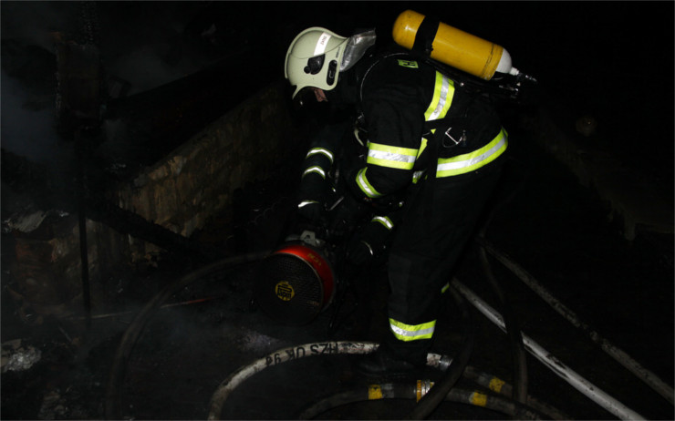 V Českých Kopistech šlehaly plameny z bytu, hasiči museli zasahovat v dýchací technice