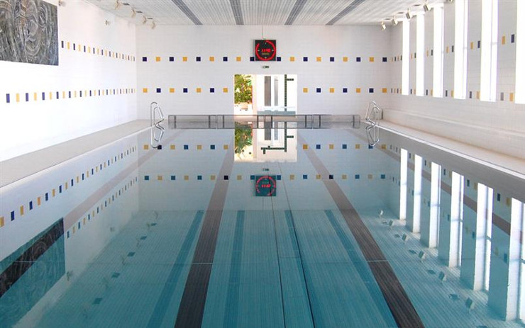 Krytý bazén v Lovosicích se otevře nejspíše až na konci září, důvodem jsou technické komplikace