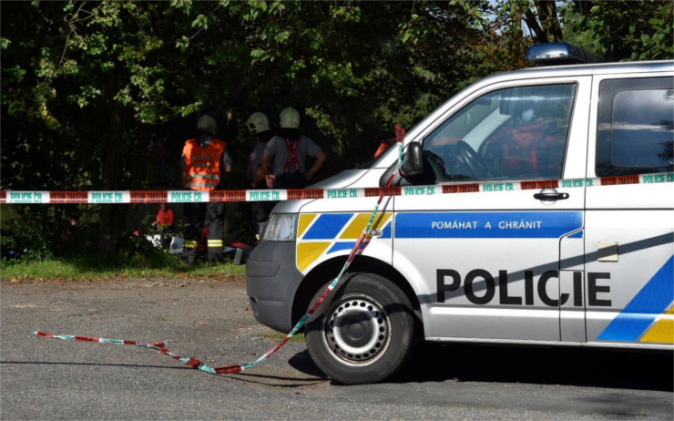 Policisté vyšetřují tragickou nehodu u Travčic. Jeden člověk tam na následky zranění zemřel