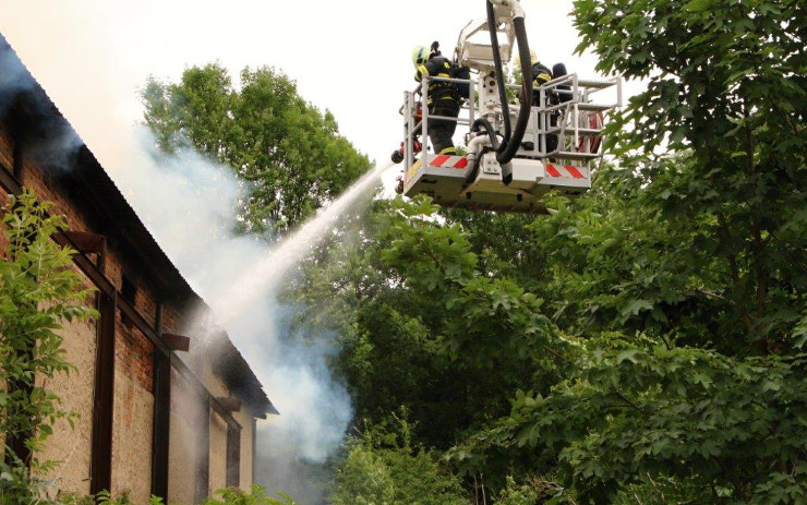 Hasiči likvidovali požár ve Velemíně, dvě děti se nadýchaly kouře