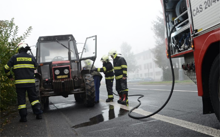 U litoměřického výstaviště začal hořet traktor, řidič vyvázl bez zranění
