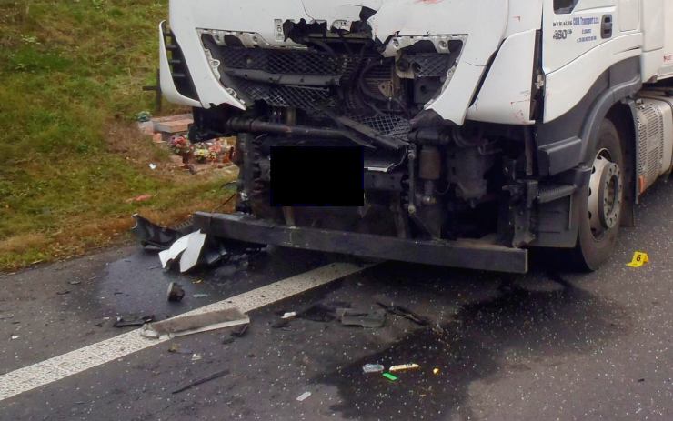 AKTUÁLNĚ: Jeden mrtvý a tři zranění při srážce osobního auta s nákladním