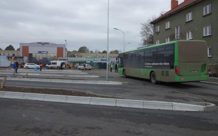 První zkušební autobus vjel na nové nádraží. Hotové by mohlo být před Vánoci