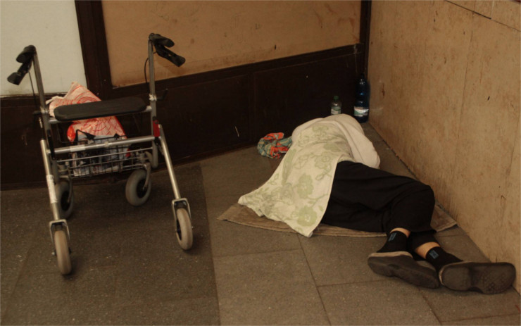 Lidem se nelíbí přespávající bezdomovci na nádraží. Město jim zdarma nabízí nocleh