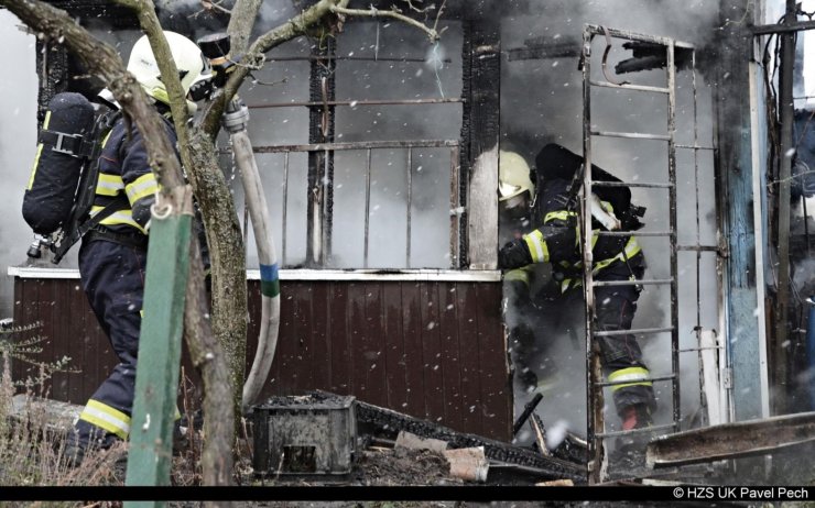 Požáry na Litoměřicku: Shořela zahradní chata, oheň zasáhl také průmyslovou halu