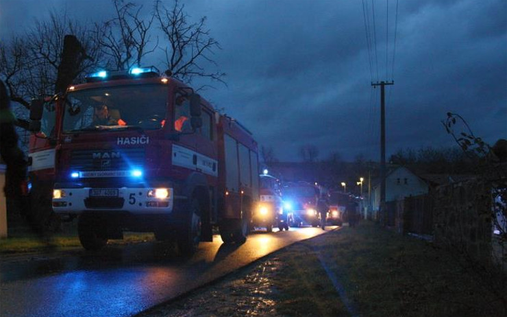 Ve Vědomicích se ocitla střecha domu v plamenech, příčina požáru se vyšetřuje