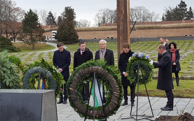 Den památky obětí holocaustu přijeli do Terezína uctít Češi i Němci
