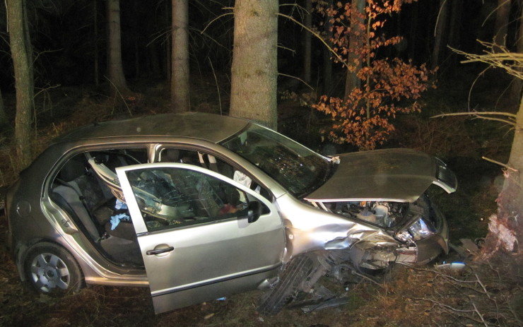 U Hošťky narazilo auto do stromu, při nehodě se zranil spolujezdec