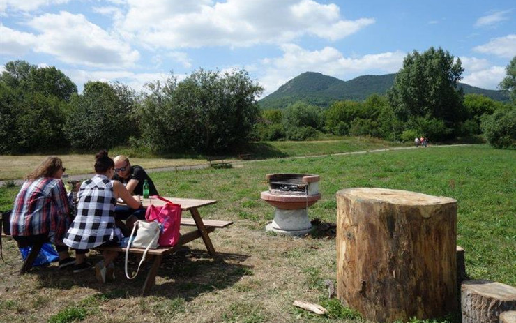 Užijte si venkovní piknik: V Lovosicích jsou tři nová grilovací centra