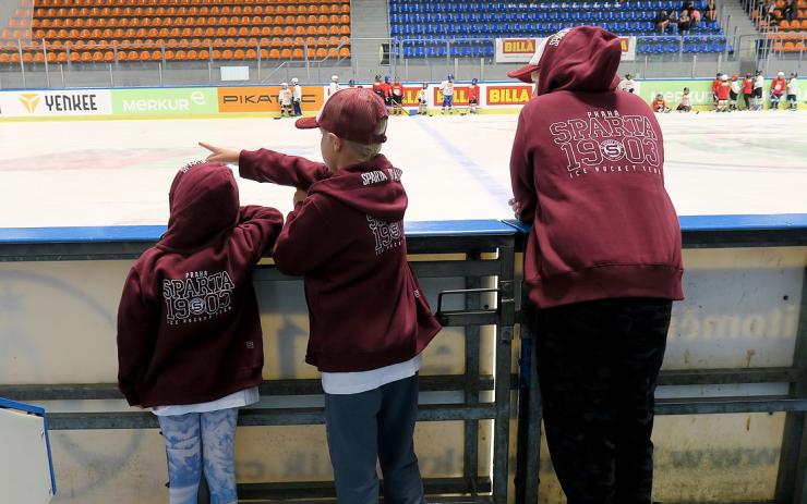 Prázdninová Kalich aréna je plná ledu a dětí s hokejkami i díky Nadaci ČEZ