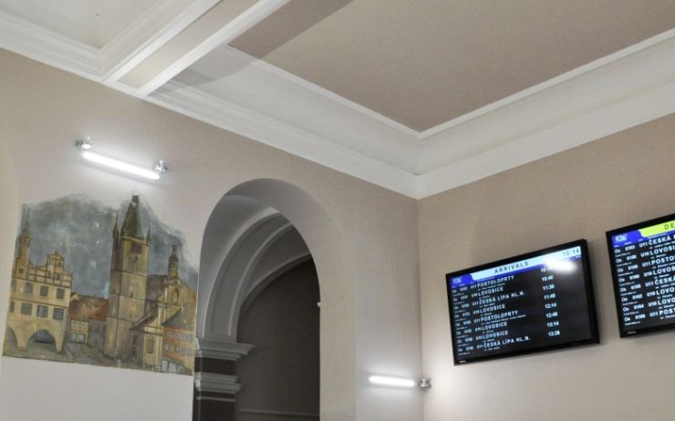 Cestujícím na horním nádraží v Litoměřicích slouží opravená výpravní budova