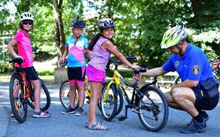 Strážníci v Litoměřicích odměňují zodpovědné cyklisty