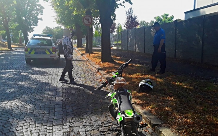 Motorkář se proháněl Roudnicí pod vlivem návykové látky, jeho stroj navíc nesměl na silnici