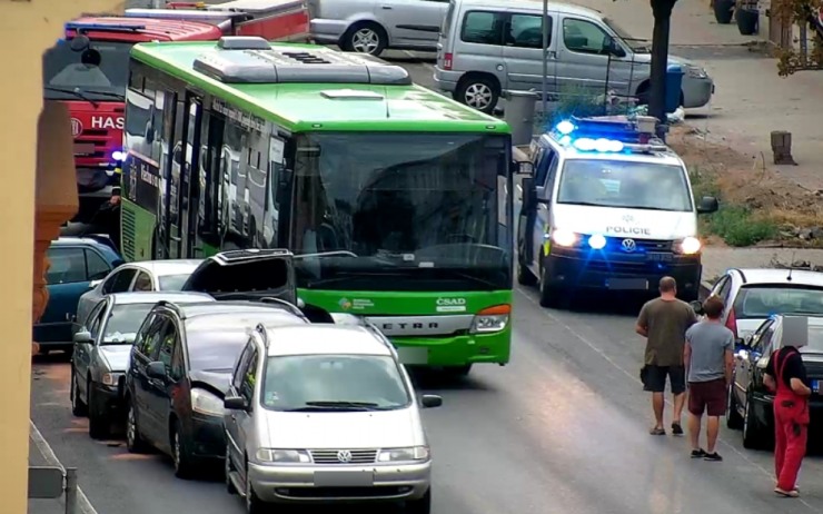 FOTO: Takto to vypadalo v Roudnici, kde autobus naboural šest vozidel