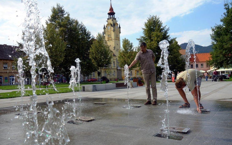 Fontána v Lovosicích má novou podobu, nové trysky stříkají do větší výšky