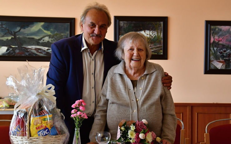 Nejstarší obyvatelka Litoměřic oslavila 102. narozeniny, starosta jí zahrál na kytaru