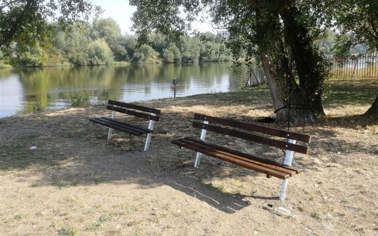 V Lovosicích se instalují nové lavičky, prvních dvacet je již na svých místech v lesoparku