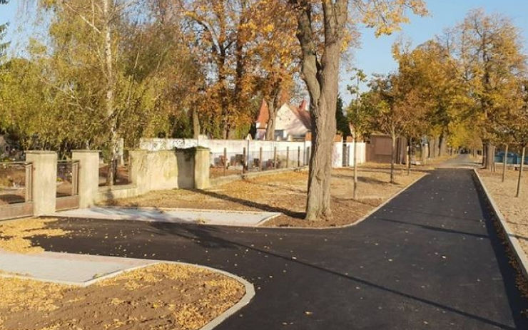 Parkoviště u hřbitova je před dokončením, nabídne přes třicet nových parkovacích míst