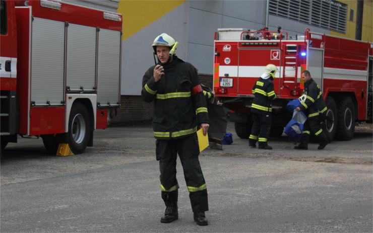 Ranní požár zaměstnal pět hasičských jednotek. V plamenech byla střecha stodoly