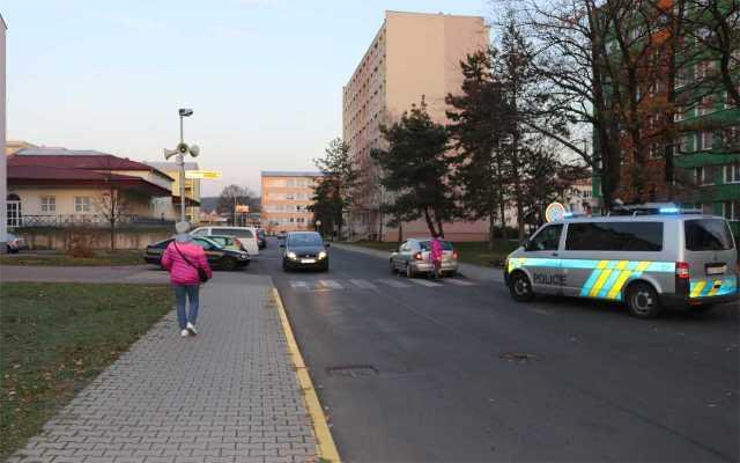 Policisté hledají svědky střetu automobilu s cyklistou. U nehody mělo pomáhat několik kolemjdoucích