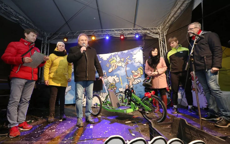 Děti s tělesným postižením dostaly k Vánocům nové handbiky