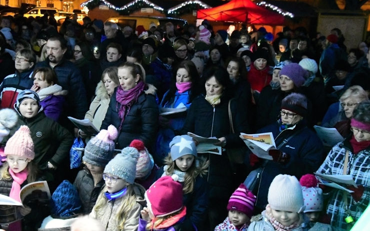 Mírové náměstí rozezněly vánoční koledy. Zazpívat si je společně přišly asi dvě stovky lidí