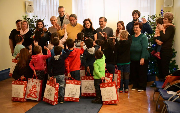 Děti z Klokánku dostaly na městském úřadu předvánoční nadílku