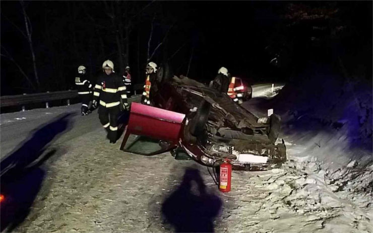 Auto se v ranních hodinách převrátilo na střechu, zraněná řidička skončila v nemocnici