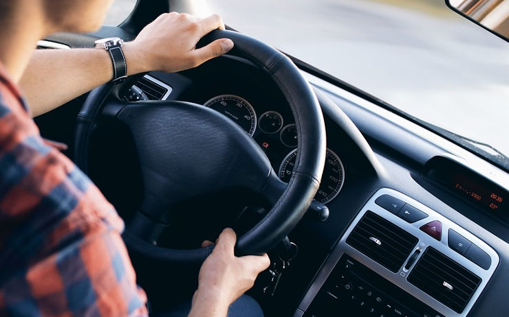 Osmnáctiletý mladík kradl jako straka: Odcizil motorky, auto i peníze, navíc řídil přes zákaz