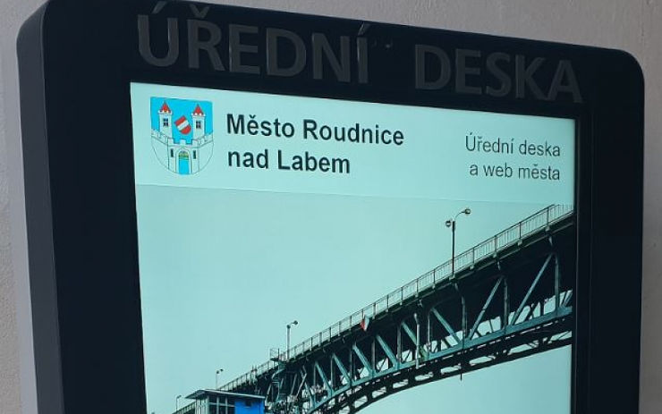 VIDEO: Starou úřední desku v Roudnici nahradila nová elektronická