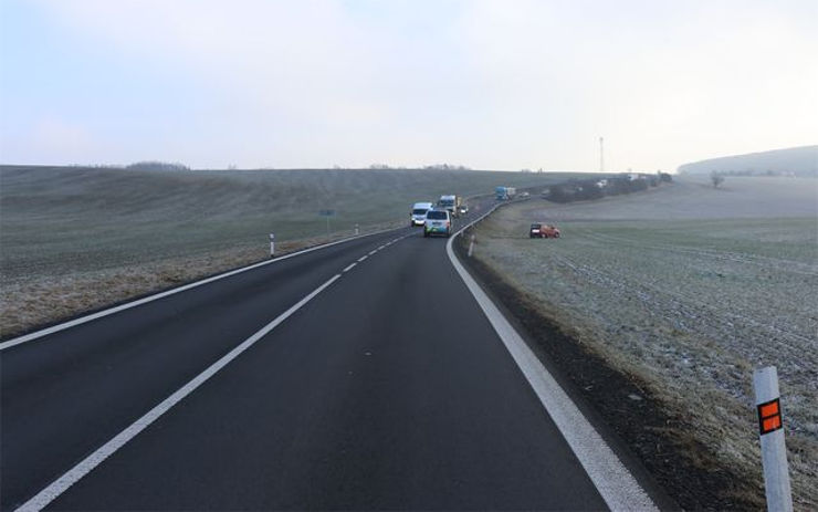 Neviděli jste nehodu? Auto sjelo do pole a převrátilo se na bok. Policisté hledají svědky