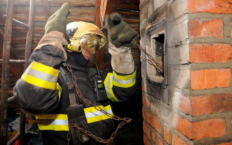 Pět jednotek hasičů vyjíždělo k požáru dílny. V komíně se utrhly hořící saze