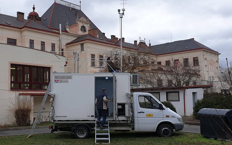 VIDEO: V Roudnici probíhá měření kvality ovzduší. Vedení města uvažuje o zřízení trvalé stanice