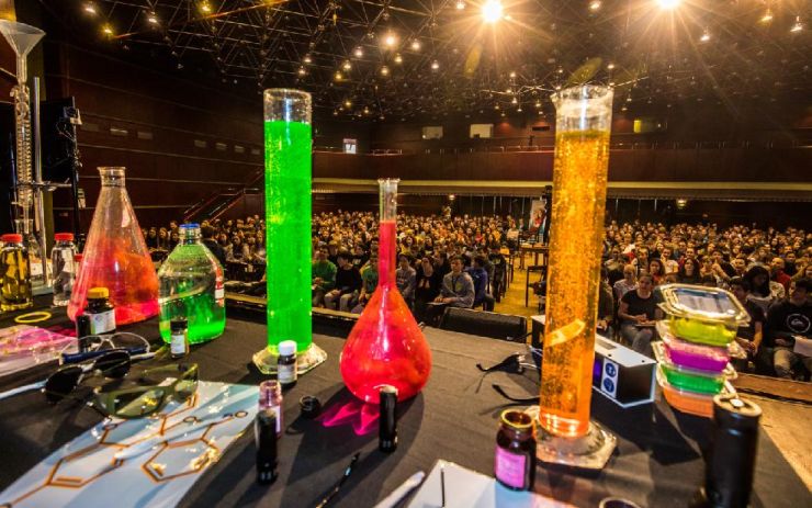 Šest stovek školáků ze sedmi škol se v Litoměřicích bavilo při Báječném dni s chemií