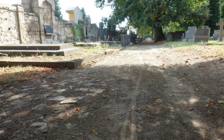 Mlatové cesty na starém hřbitově byly dokončeny s dvoutýdenním předstihem
