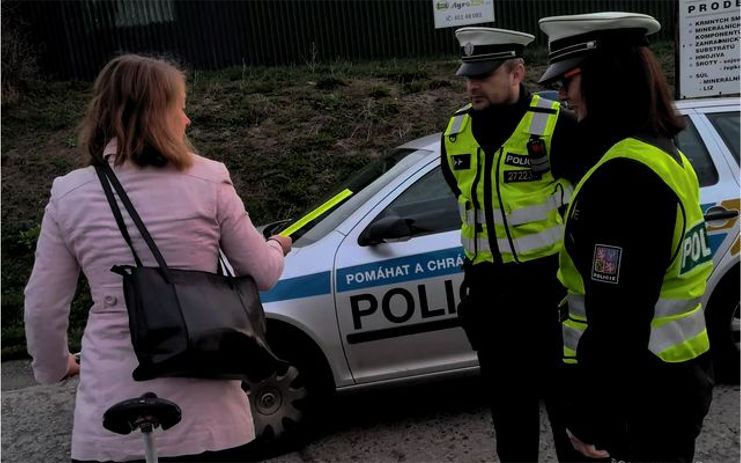 Policisté rozdávali chodcům reflexní prvky. Kontrolovali také řidiče