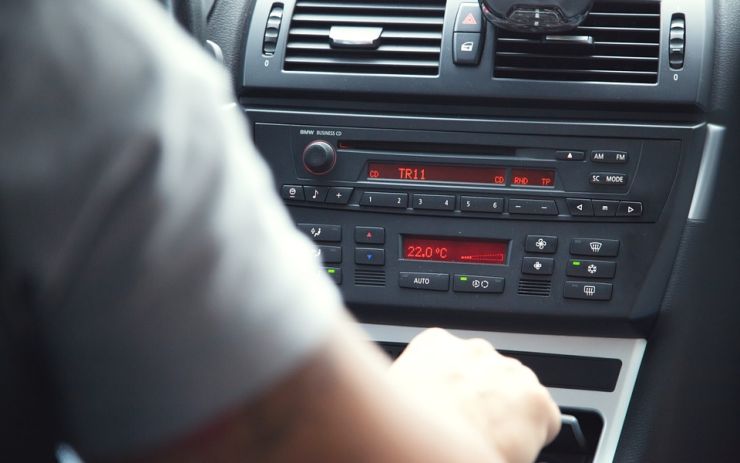 Řidič usedl za volant i přes zákaz, další řídil pod vlivem alkoholu